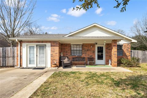 Photo of 2405 Woodbend Drive, Bryan, TX 77803 (MLS # 26001883)
