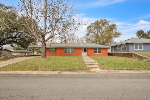 Photo of 405 E Brown Street, Hearne, TX 77859 (MLS # 26002754)