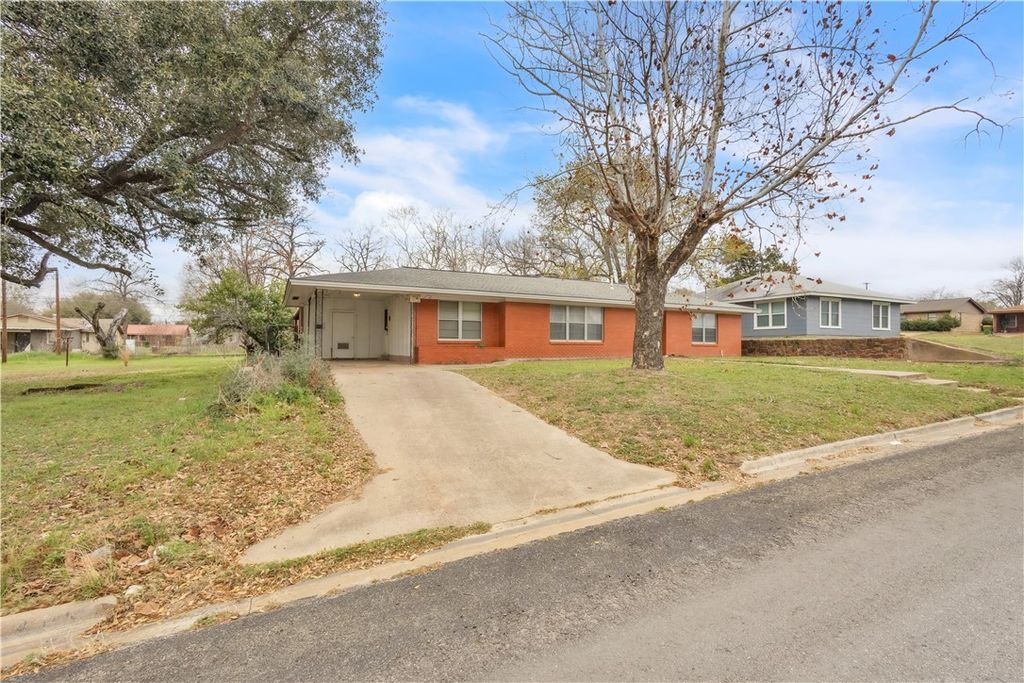 Photo of 405 E Brown Street, Hearne, TX 77859 (MLS # 26002754)
