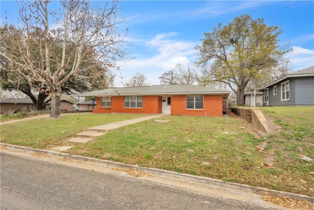 Photo of 405 E Brown Street, Hearne, TX 77859 (MLS # 26002754)