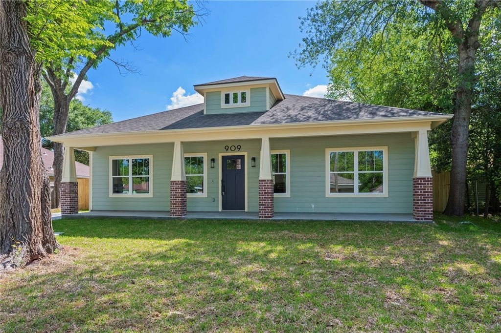 Photo of 909 E 26th St, Bryan, TX 77803 (MLS # 26004543)