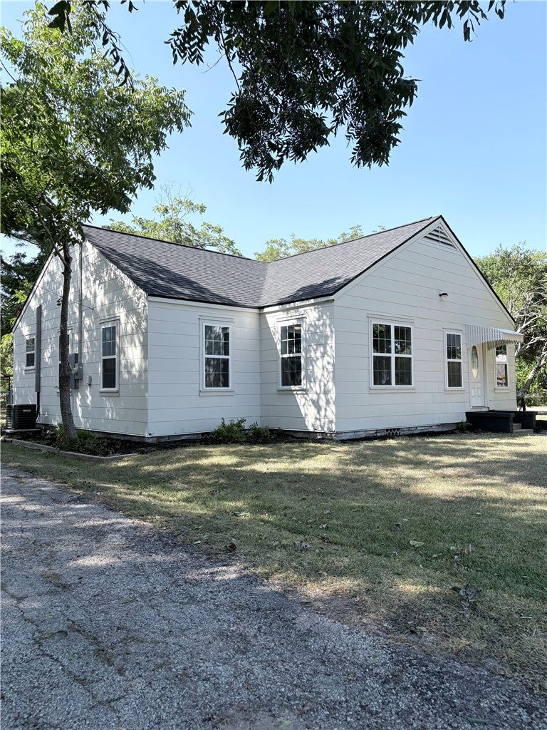 Photo of 723 E Blackshear Street, Navasota, TX 77868 (MLS # 26010400)