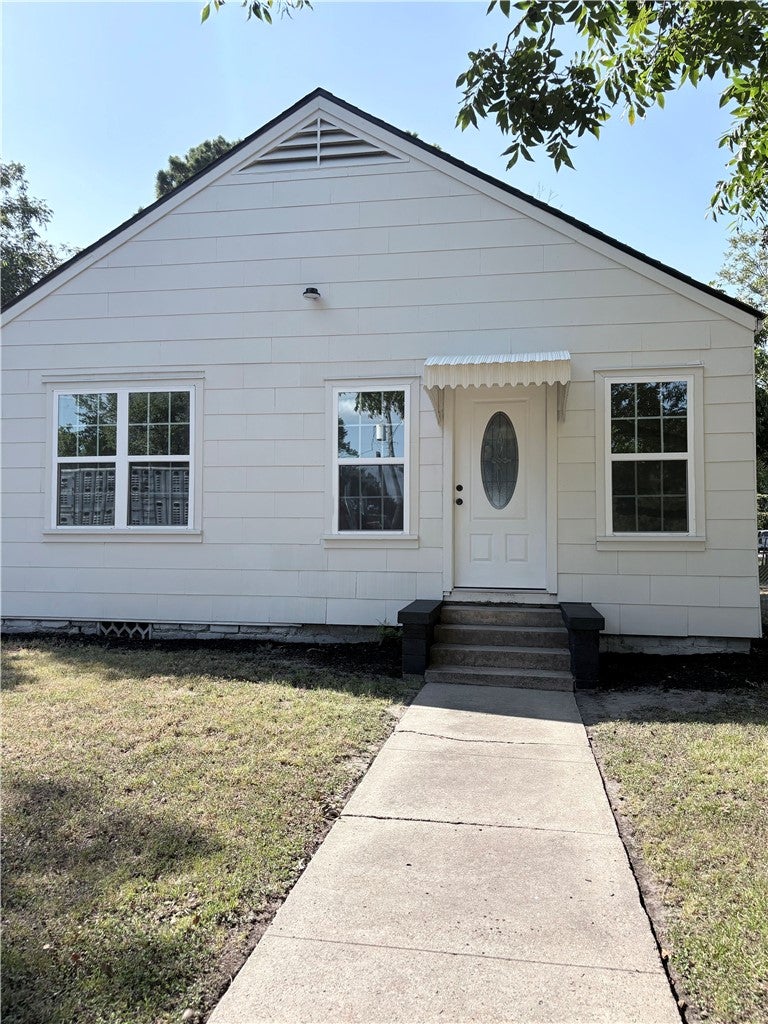 Photo of 723 E Blackshear Street, Navasota, TX 77868 (MLS # 26010400)