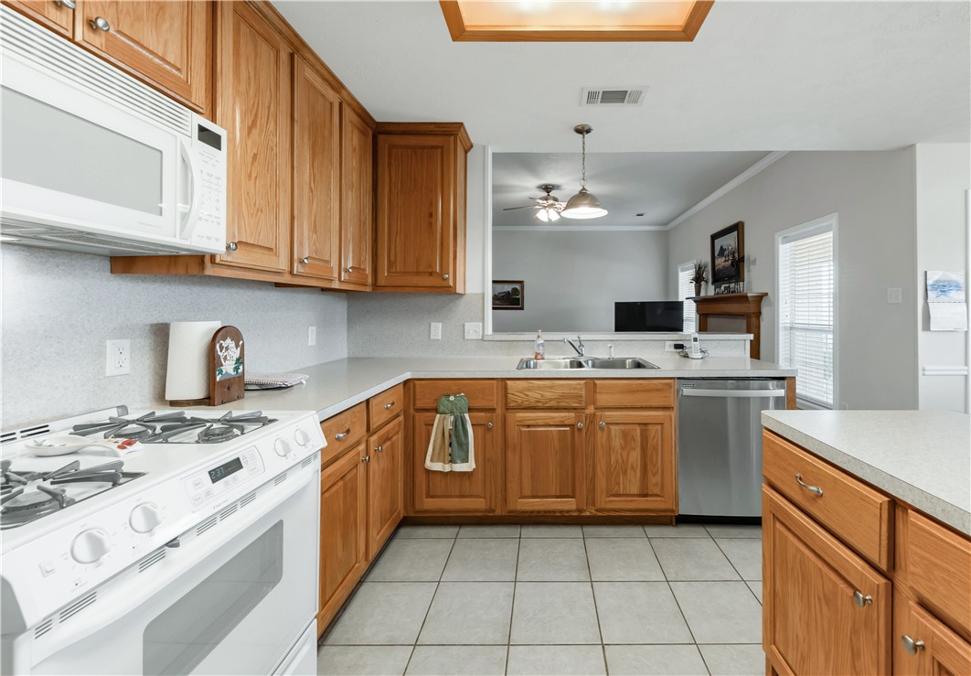 Bryan, Texas 77808, United States, 4 Bedrooms Bedrooms, ,2 BathroomsBathrooms,Residential,Pending,24390