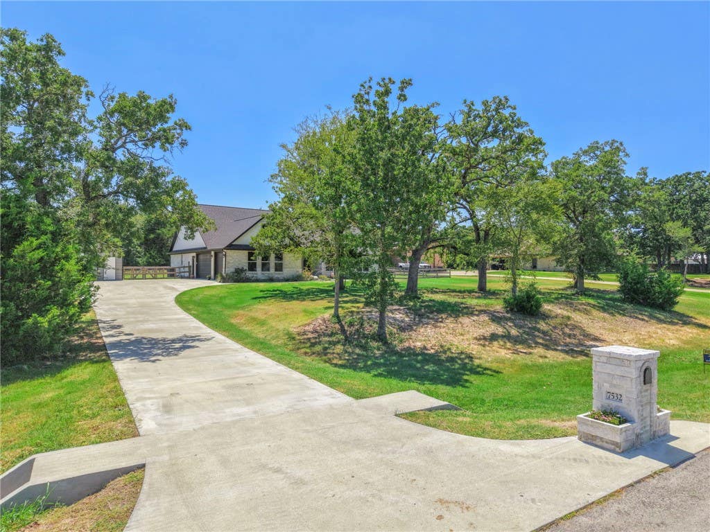 Photo of 7532 Field Creek Estates Drive, Bryan, TX 77808 (MLS # 26009412)