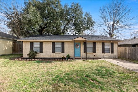 Photo of 804 E 32nd Street, Bryan, TX 77803 (MLS # 26002491)
