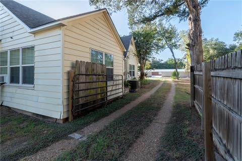 Tiny photo for 205 Barton Street, Hearne, TX 77859 (MLS # 26010336)