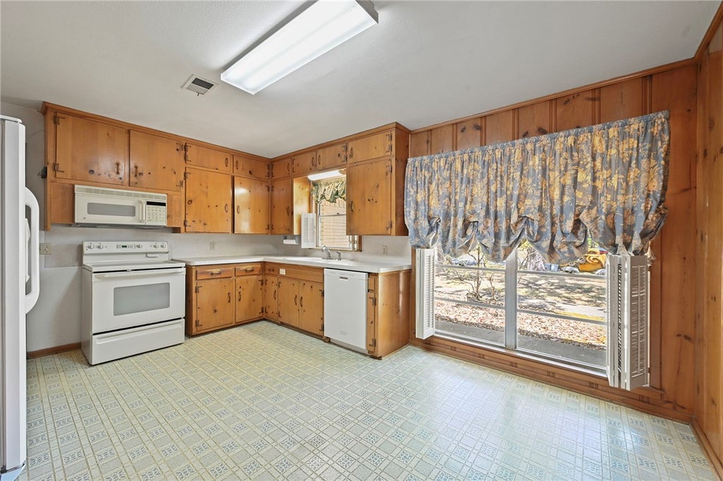 Photo of 709 Esther Boulevard, Bryan, TX 77802 (MLS # 26010976)