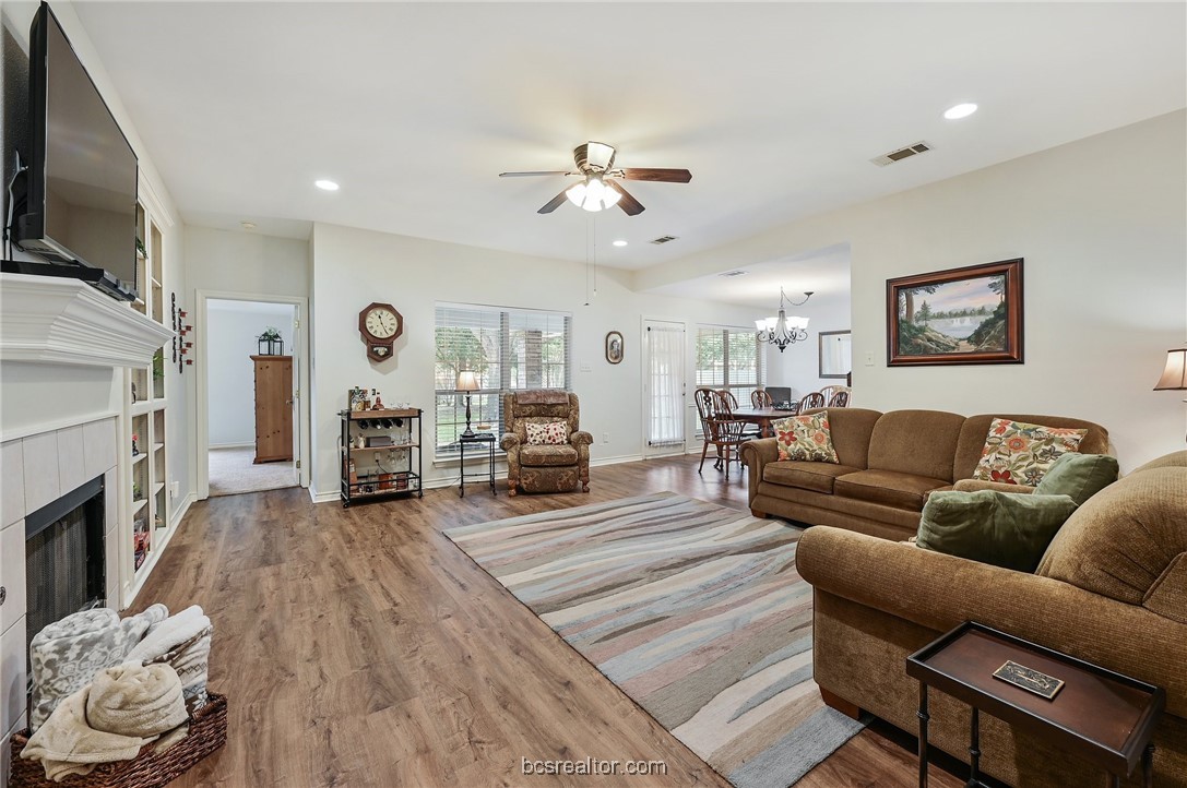 College Station, Texas 77845, United States, 3 Bedrooms Bedrooms, ,2 BathroomsBathrooms,Residential,Pending,46196