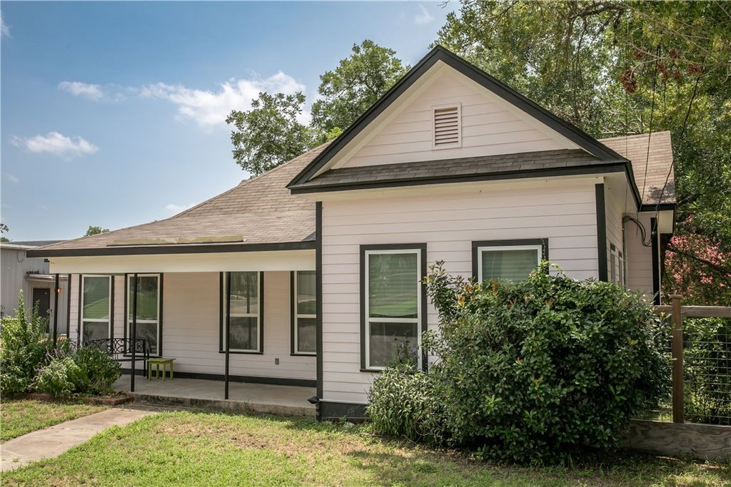 Photo of 637 N Washington Street, La Grange, TX 78945 (MLS # 26008851)