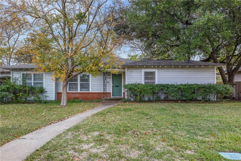 Photo of 909 Enfield Street, Bryan, TX 77802 (MLS # 26000283)