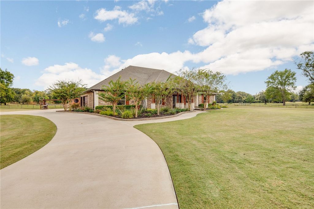 Photo of 1277 Fawn Lake Drive, Bryan, TX 77808 (MLS # 25010455)