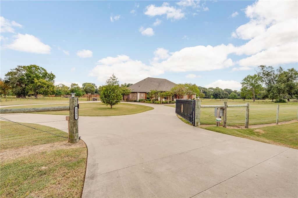 Photo of 1277 Fawn Lake Drive, Bryan, TX 77808 (MLS # 25010455)