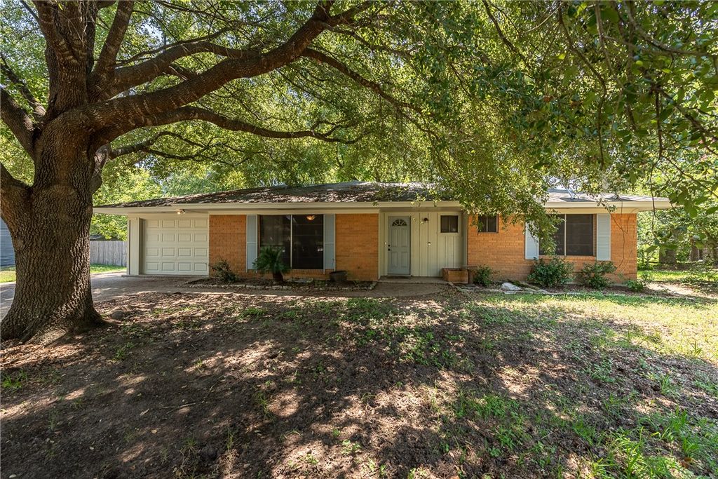 Photo of 504 Redbud Street, Caldwell, TX 77836 (MLS # 26004538)
