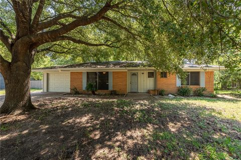 Photo of 504 Redbud Street, Caldwell, TX 77836 (MLS # 26004538)