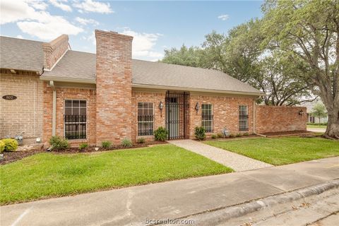 Photo of 800 Dogwood Lane, Bryan, TX 77802 (MLS # 26006002)