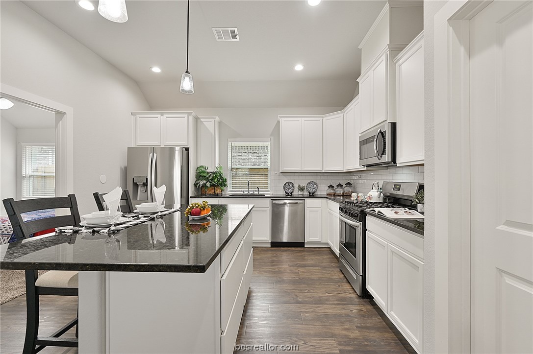 College Station, Texas 77845, United States, 4 Bedrooms Bedrooms, ,2 BathroomsBathrooms,Residential,Pending,65684