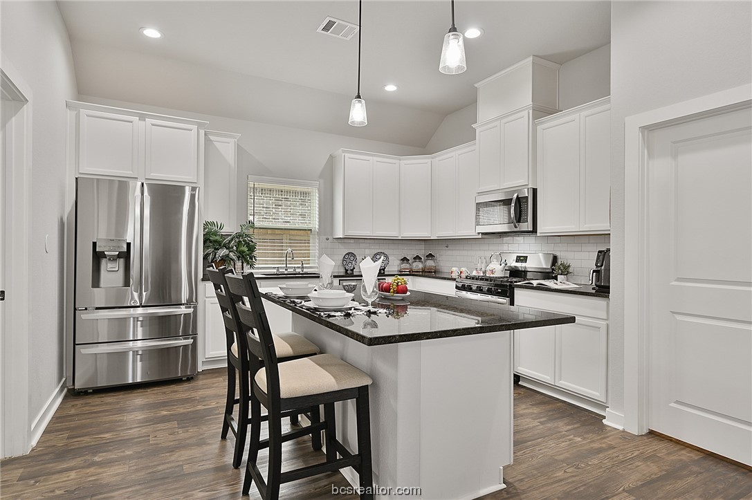 College Station, Texas 77845, United States, 4 Bedrooms Bedrooms, ,2 BathroomsBathrooms,Residential,Pending,65684