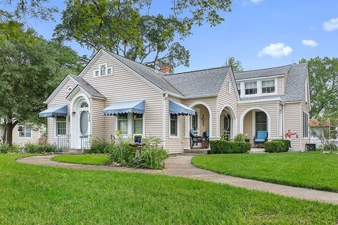 Photo of 326 Centennial Street, Carmine, TX 78932 (MLS # 26006255)