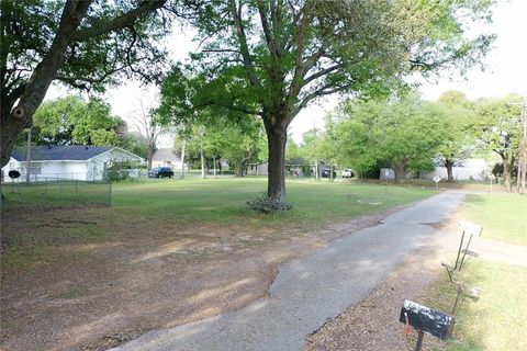 Tiny photo for 4 W Manning Street, Madisonville, TX 77864 (MLS # 26003782)