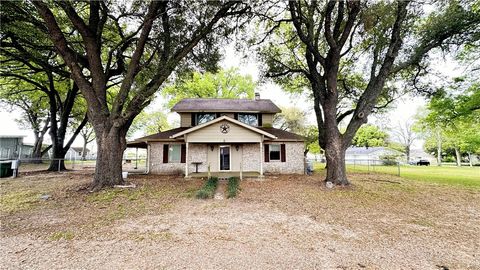 Photo of 4 W Manning Street, Madisonville, TX 77864 (MLS # 26003782)