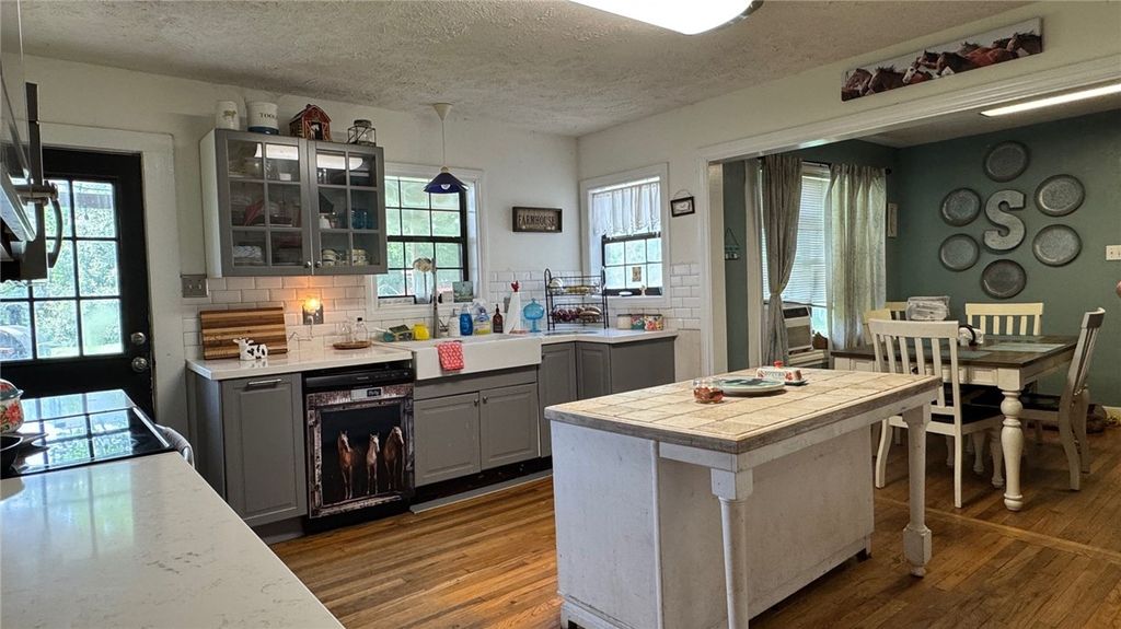 Photo of 503 W Decherd St St, Franklin, TX 77856 (MLS # 26005382)
