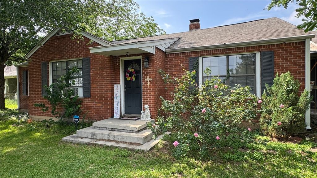 Photo of 503 W Decherd St St, Franklin, TX 77856 (MLS # 26005382)