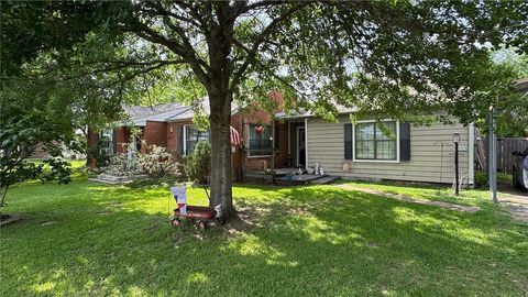 Tiny photo for 503 W Decherd St St, Franklin, TX 77856 (MLS # 26005382)