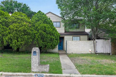 Photo of 909 Westview Street, Bryan, TX 77802 (MLS # 26005237)
