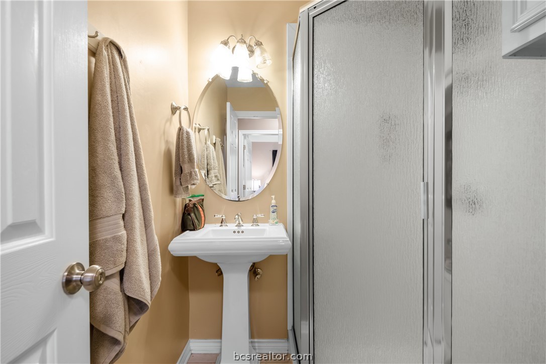 College Station, Texas 77845, United States, 5 Bedrooms Bedrooms, ,3 BathroomsBathrooms,Residential,Pending,62059