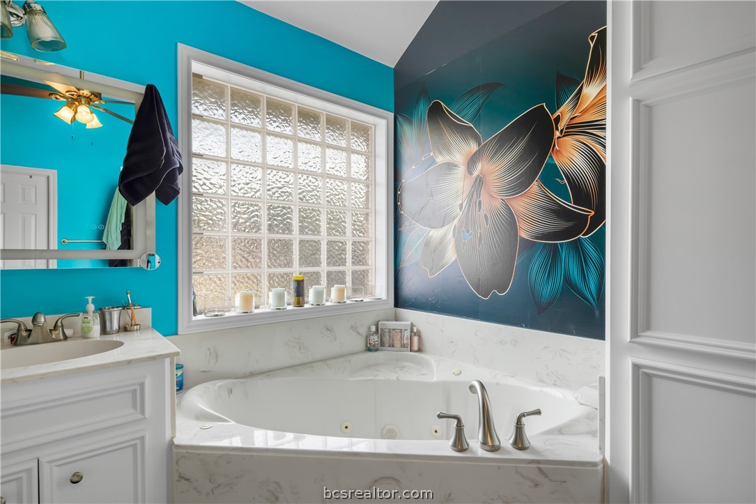 College Station, Texas 77845, United States, 5 Bedrooms Bedrooms, ,3 BathroomsBathrooms,Residential,Pending,62059