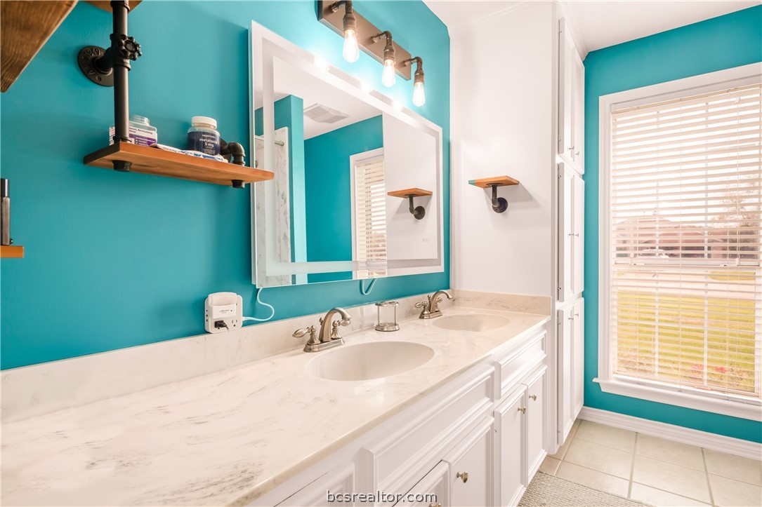 College Station, Texas 77845, United States, 5 Bedrooms Bedrooms, ,3 BathroomsBathrooms,Residential,Pending,62059