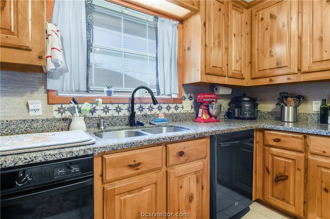 College Station, Texas 77845, United States, 5 Bedrooms Bedrooms, ,3 BathroomsBathrooms,Residential,Pending,62059