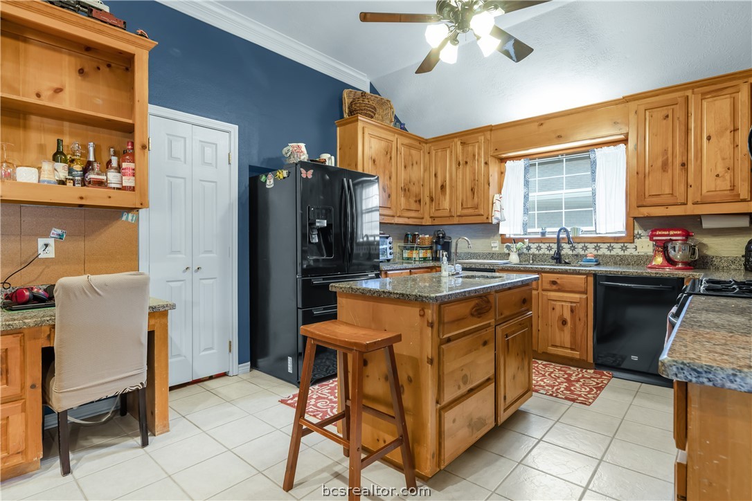 College Station, Texas 77845, United States, 5 Bedrooms Bedrooms, ,3 BathroomsBathrooms,Residential,Pending,62059