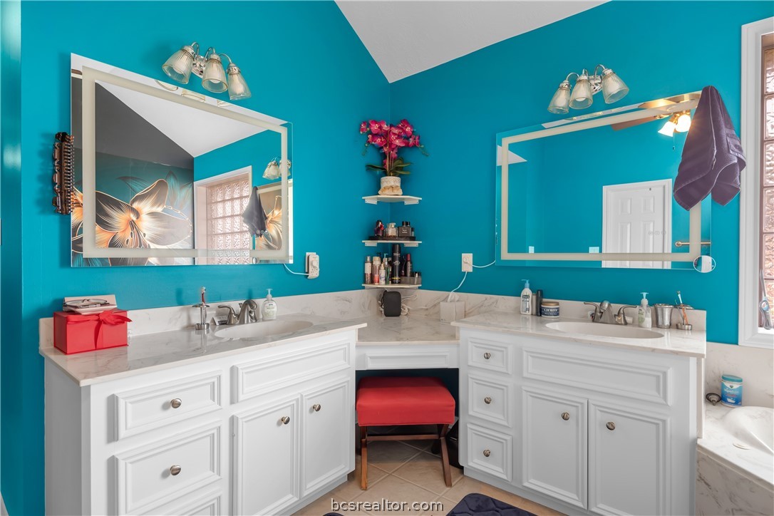 College Station, Texas 77845, United States, 5 Bedrooms Bedrooms, ,3 BathroomsBathrooms,Residential,Pending,62059