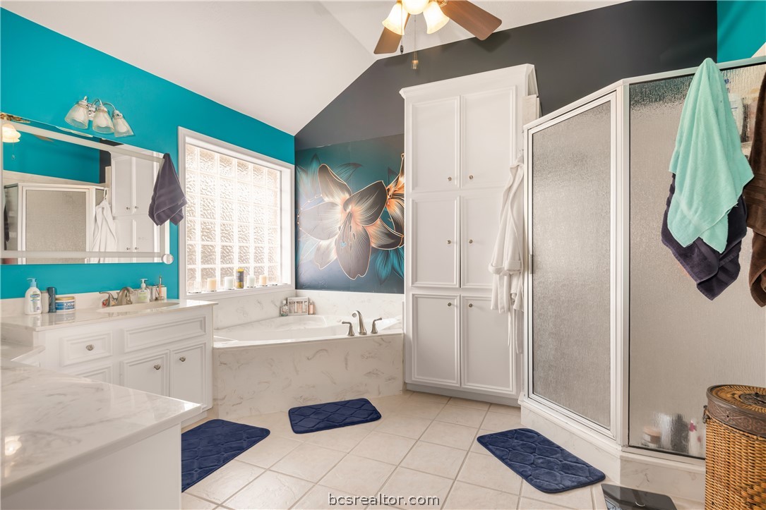 College Station, Texas 77845, United States, 5 Bedrooms Bedrooms, ,3 BathroomsBathrooms,Residential,Pending,62059