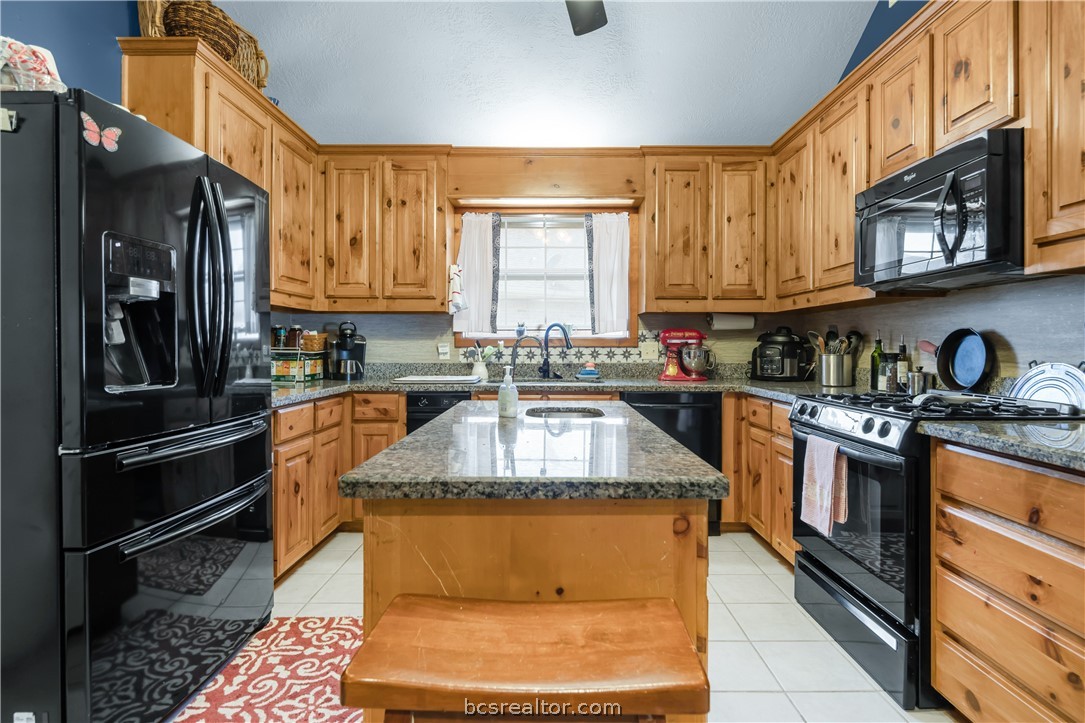 College Station, Texas 77845, United States, 5 Bedrooms Bedrooms, ,3 BathroomsBathrooms,Residential,Pending,62059