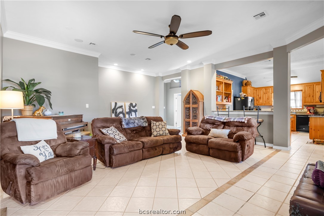 College Station, Texas 77845, United States, 5 Bedrooms Bedrooms, ,3 BathroomsBathrooms,Residential,Pending,62059