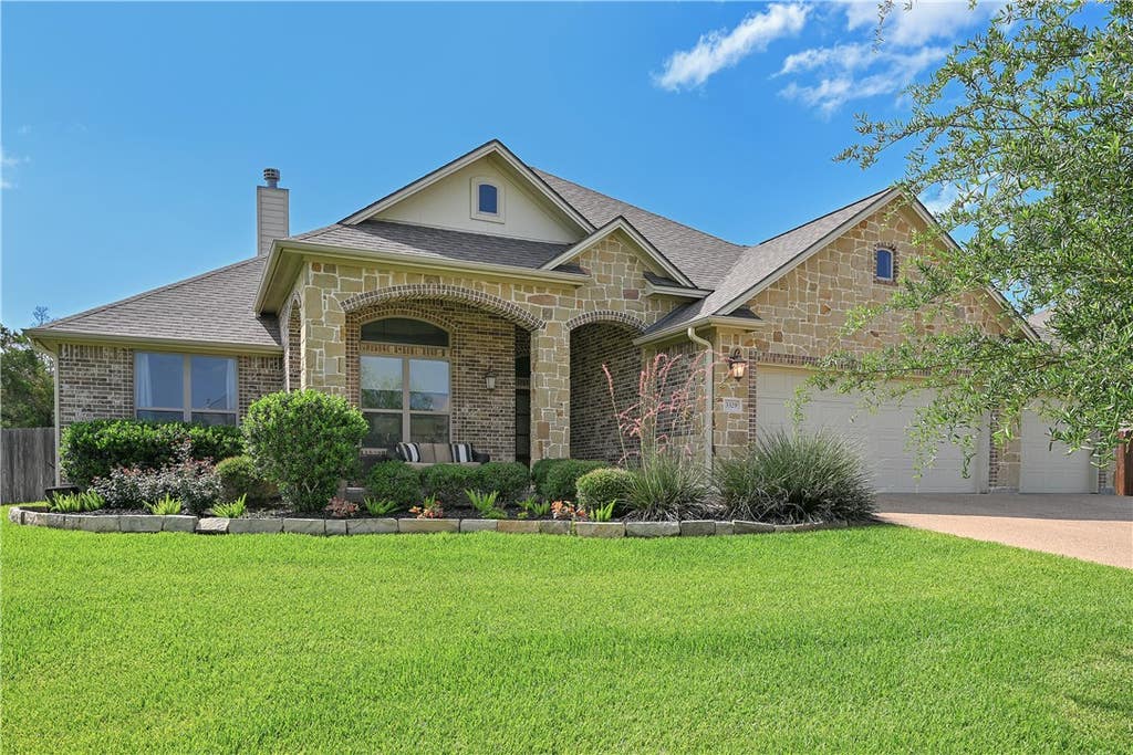 Photo of 3329 Fiddlers Green Grn, Bryan, TX 77808 (MLS # 26007395)