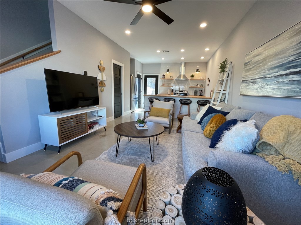 Bryan, Texas 77803, United States, 1 Bedroom Bedrooms, ,2 BathroomsBathrooms,Residential,Pending,57375