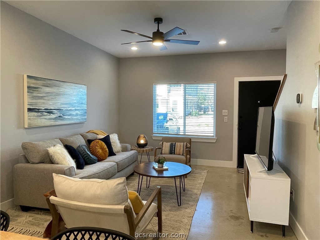 Bryan, Texas 77803, United States, 1 Bedroom Bedrooms, ,2 BathroomsBathrooms,Residential,Pending,57375