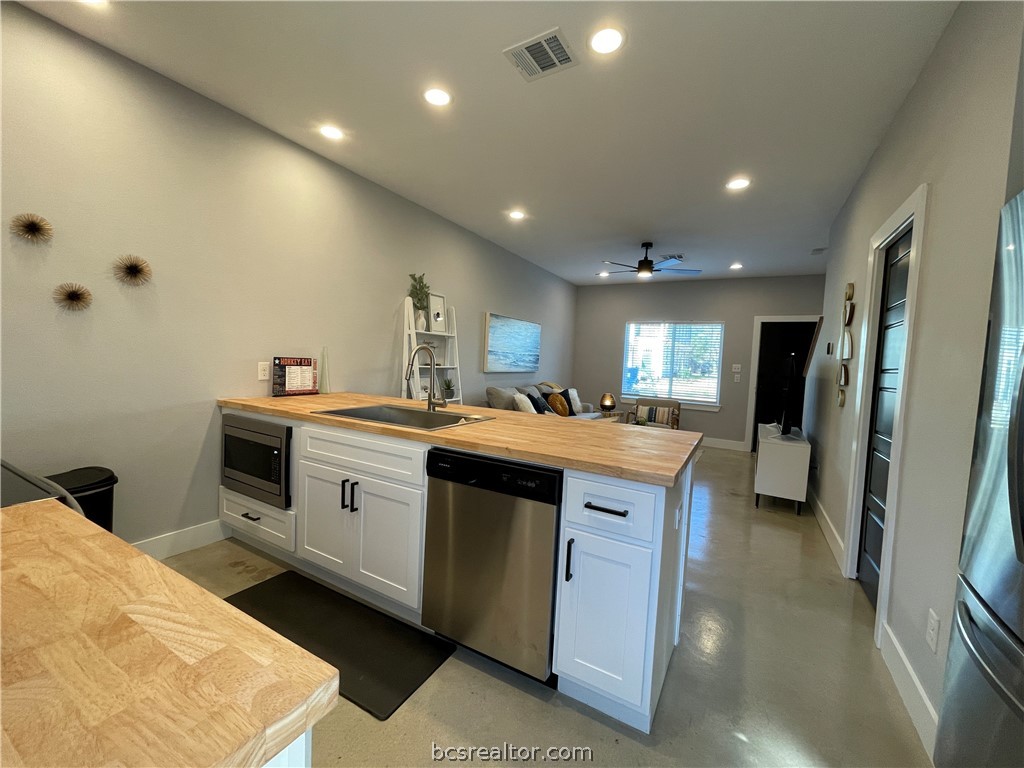 Bryan, Texas 77803, United States, 1 Bedroom Bedrooms, ,2 BathroomsBathrooms,Residential,Pending,57375