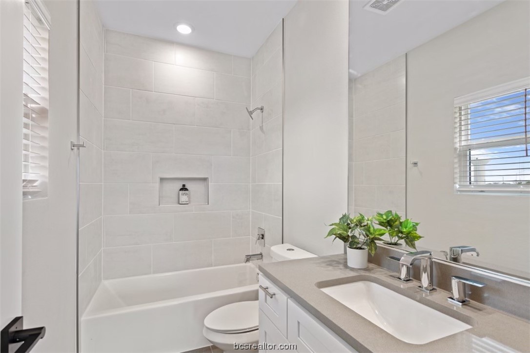 College Station, Texas 77840, United States, 4 Bedrooms Bedrooms, ,5 BathroomsBathrooms,Residential,Active,64532