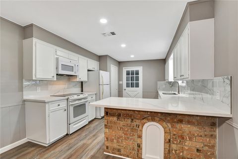 Tiny photo for 1523 E Morris Street, Madisonville, TX 77864 (MLS # 26000414)