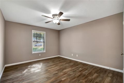 Tiny photo for 1523 E Morris Street, Madisonville, TX 77864 (MLS # 26000414)