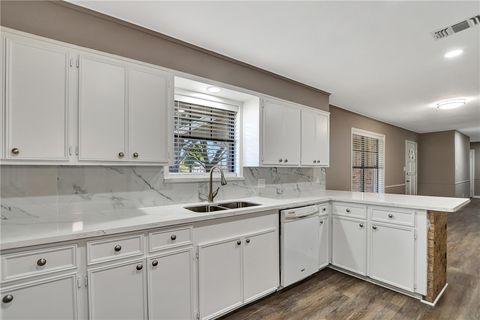 Tiny photo for 1523 E Morris Street, Madisonville, TX 77864 (MLS # 26000414)