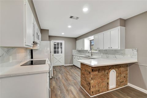 Tiny photo for 1523 E Morris Street, Madisonville, TX 77864 (MLS # 26000414)