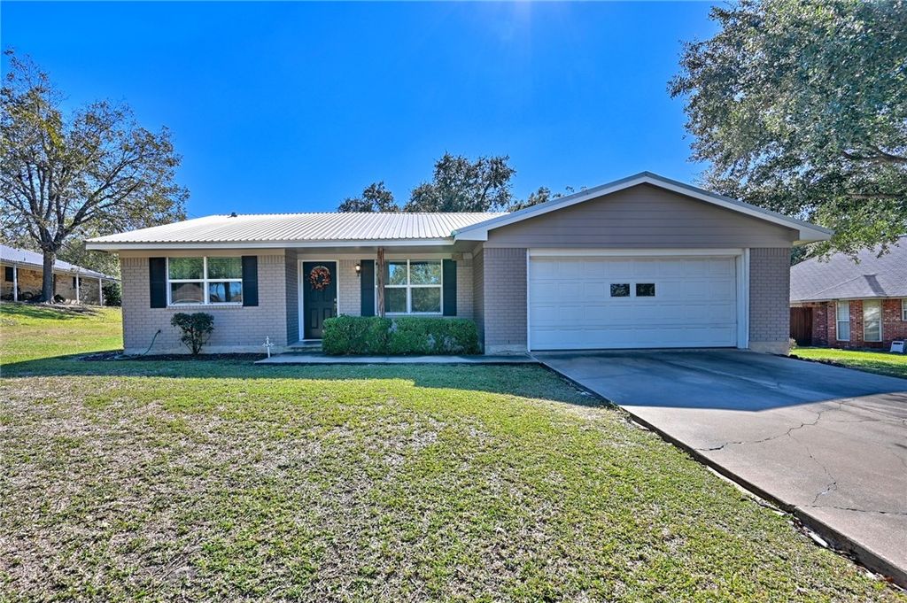 Photo of 1705 Eldon St, Brenham, TX 77833 (MLS # 25012054)
