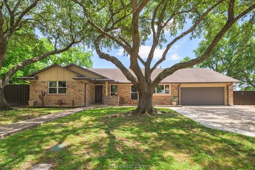 Photo of 1502 Reimer ST, Brenham, TX 77833 (MLS # 26006552)