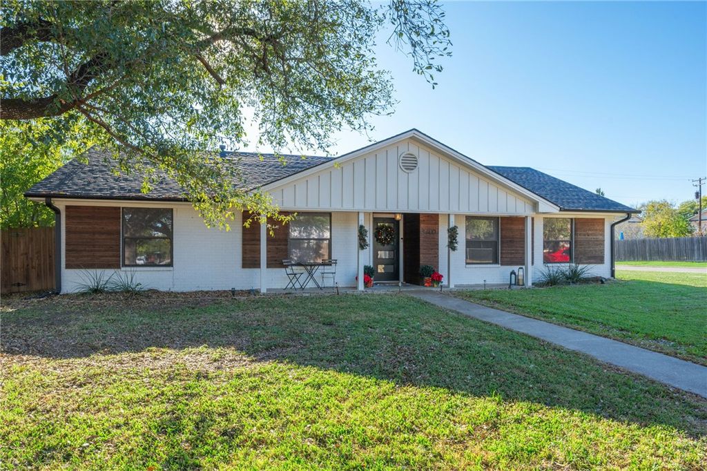 Photo of 3700 Tanglewood Drive, Bryan, TX 77802 (MLS # 25012406)